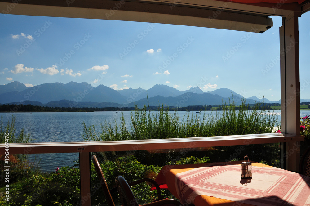 Fototapeta premium Gaststätte mit Seeblick