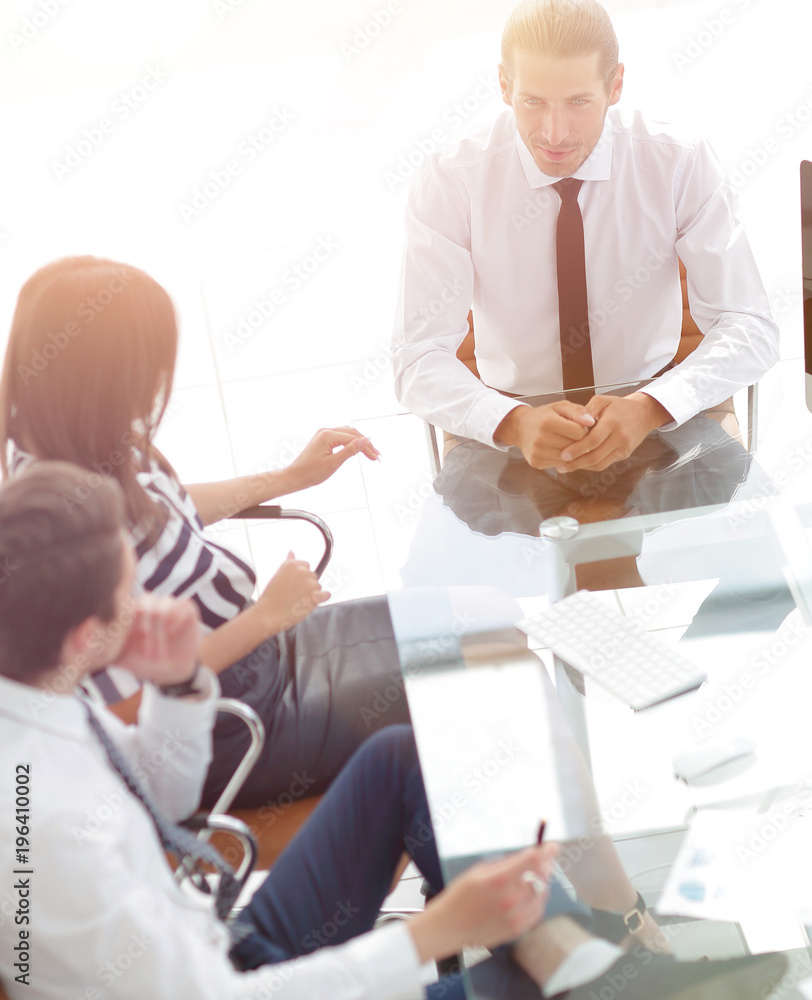 Obraz premium businessman rolls his meeting with the business team