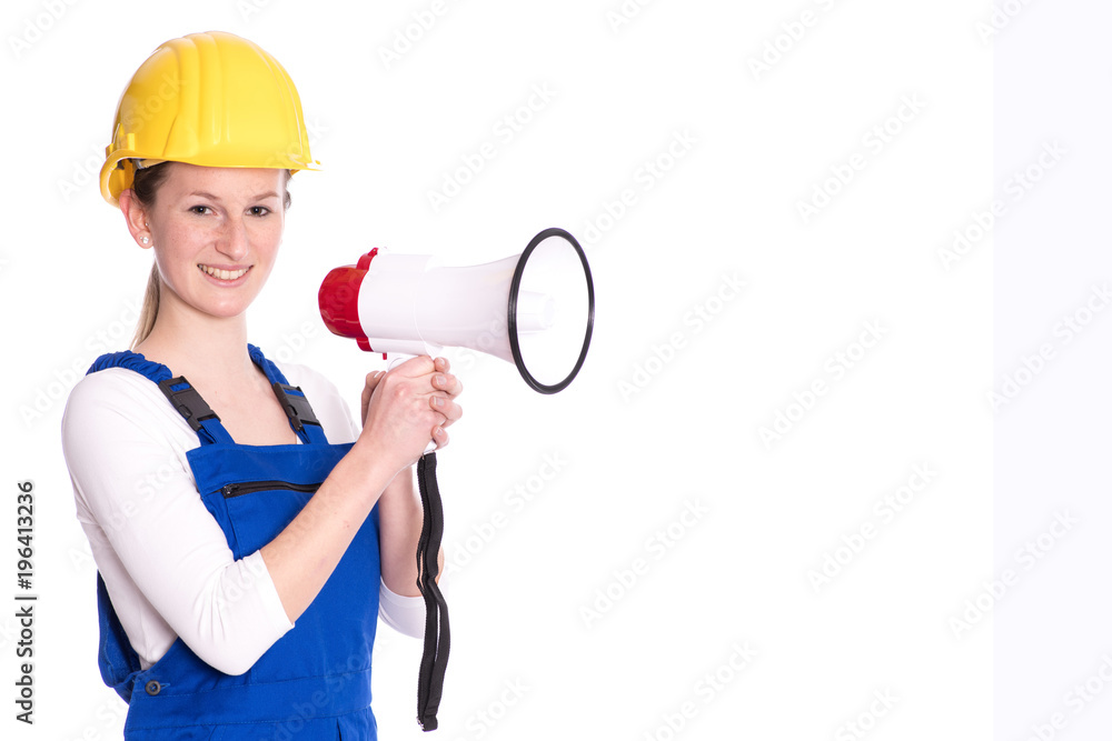 Frau in Arbeitskleidung mit Megaphon Frau in Arbeitskleidung mit Megaphon
