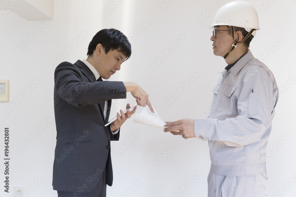 ヘルメットの作業員とビジネスマン