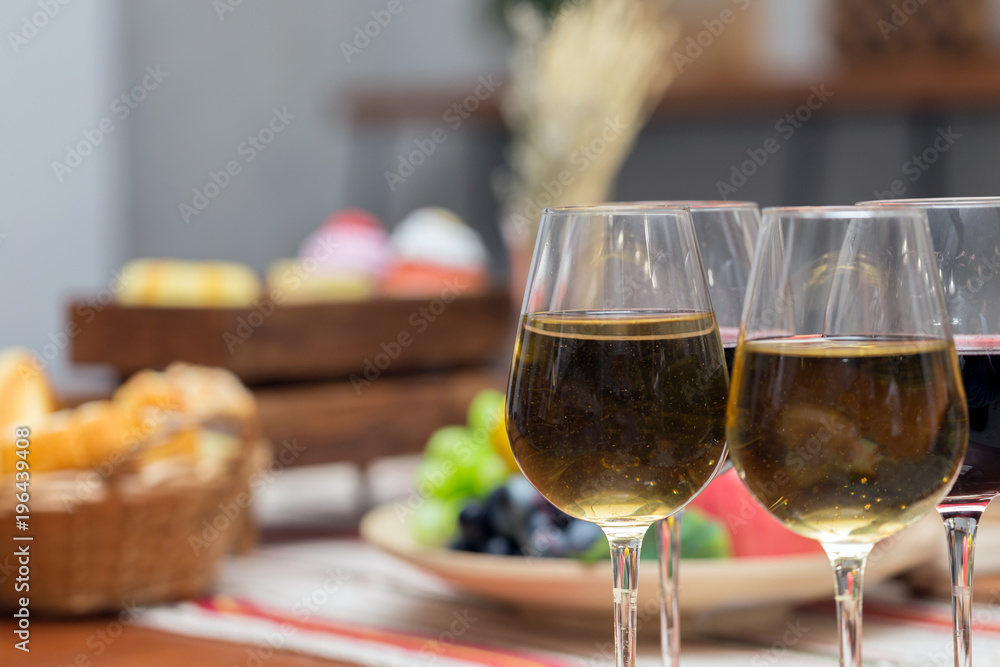 Naklejka premium Wine in glass on dining table