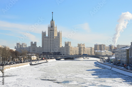 Вид на Москву реку и Котельническую набережную зимой