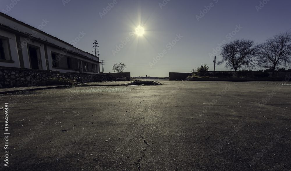 Edificio abandonado bajo la luz del sol Edificio abandonado bajo la luz del sol