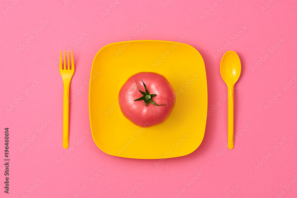 Pomidorowe świeże warzywa. Koncepcja żywności ekologicznej wegańskie. Kolorowe Warzywa. Różowy pomidor na talerzu. Leżał płasko. Modny styl mody. Minimalistyczna sztuka projektowania. Gorące letnie wibracje. Jasnozielony kolor. <span>plik: #196460614 | autor: evgenij918</span>