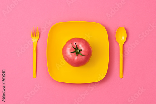 Fototapeta Pomidorowe świeże warzywa. Koncepcja żywności ekologicznej wegańskie. Kolorowe Warzywa. Różowy pomidor na talerzu. Leżał płasko. Modny styl mody. Minimalistyczna sztuka projektowania. Gorące letnie wibracje. Jasnozielony kolor.