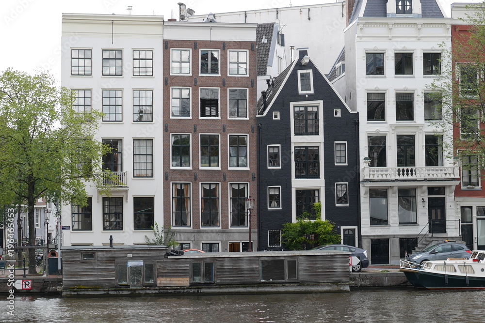 Fototapeta premium Maisons et canal à Amsterdam - Pays-Bas