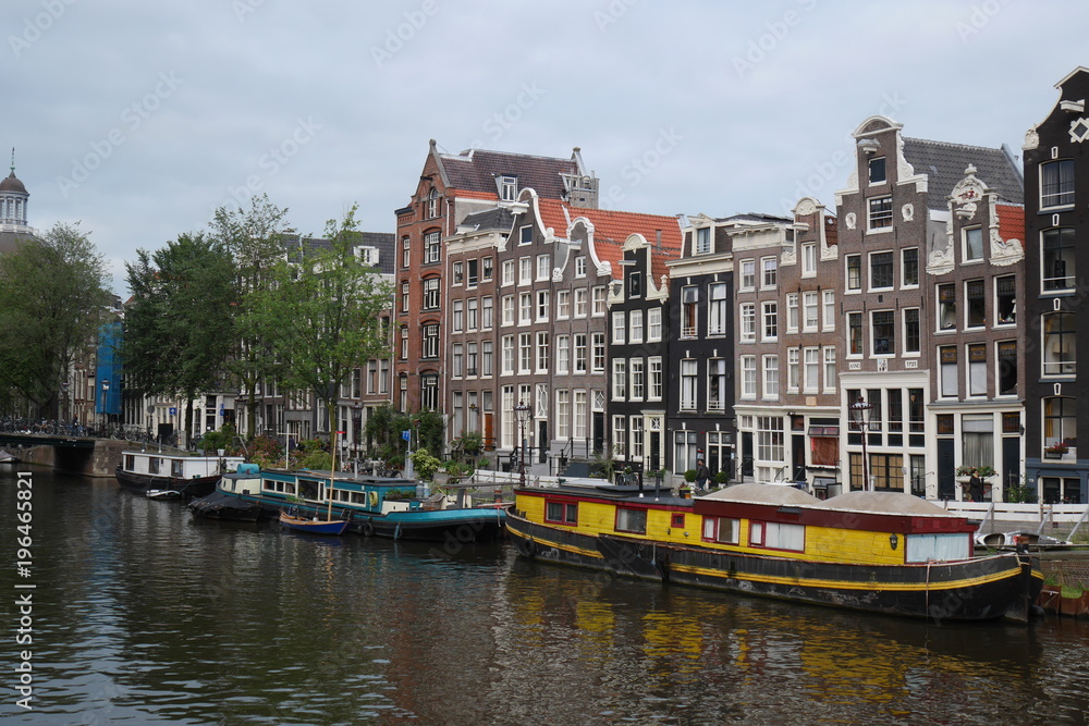 Anciennes maison, péniches et canal à Amsterdam - Pays-Bas