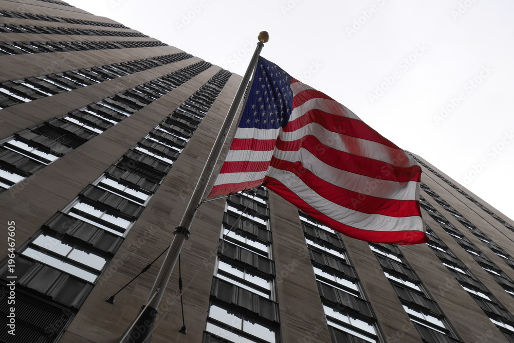 Drapeau américain flottant sur un building à Manhattan - New York