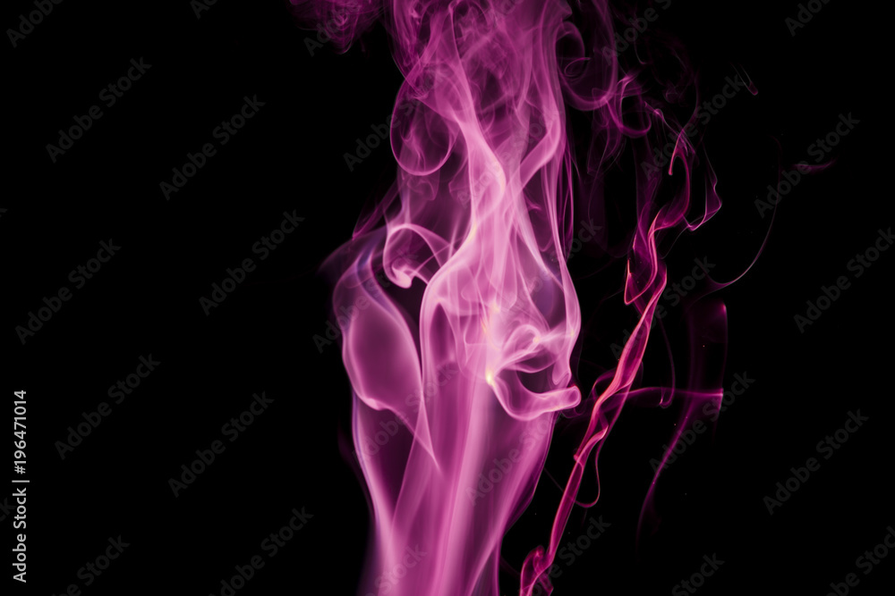 Obraz premium Purple smoke on black background