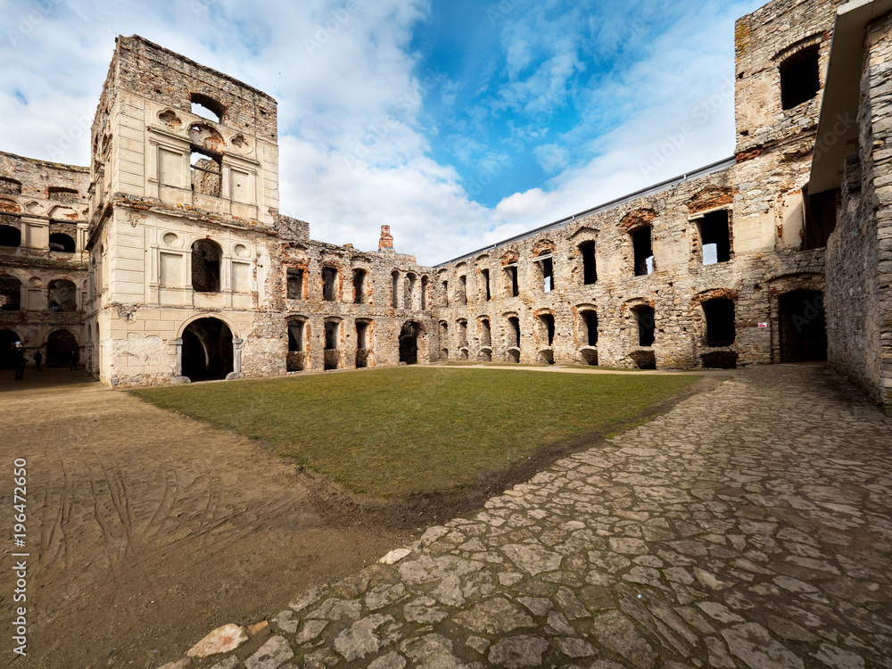 Malownicze ruiny zamku Krzyżtopór jednego z wiekszych zamków w Europie