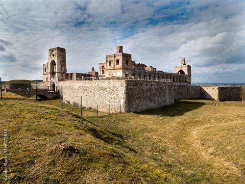 Malownicze ruiny zamku Krzyżtopór jednego z wiekszych zamków w Europie