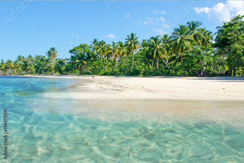 Ferien, Tourismus, Sommer, Sonne, Strand, Meer, Glück, Entspannung, Meditation: Traumurlaub an einem einsamen, karibischen Strand :)  © doris oberfrank-list