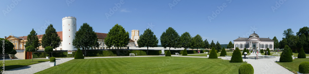Eingang Park mit weißen Turm Brunnen und Pavillon im Stift Melk als Panorama Eingang Park mit weißen Turm Brunnen und Pavillon im Stift Melk als Panorama