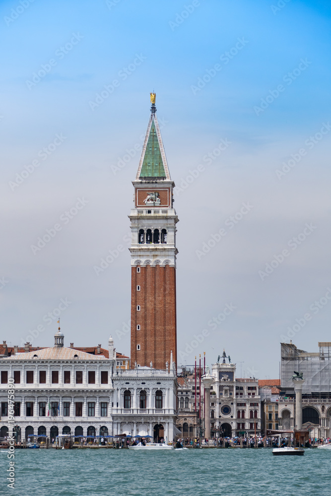 Venedig mit Blick auf Campanile und Doggen Palast mit Gondel und blauen Wolken Himmel