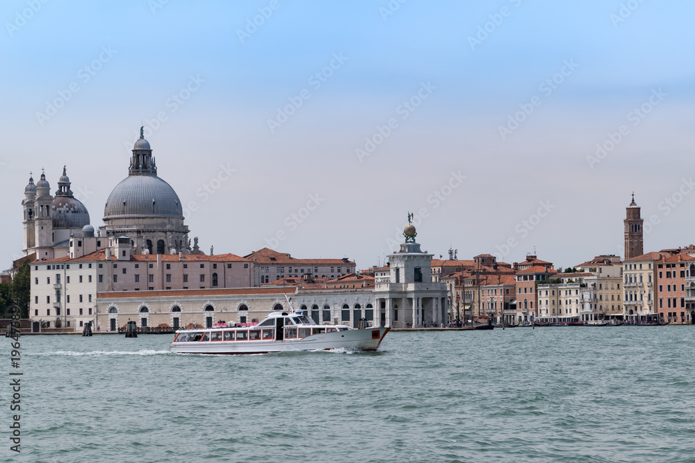 Venedig mit Blick auf Kirche Santa Maria della Salute mit Boote und blauen Wolken Himmel