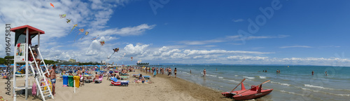 spielende Kinder Personen am Sand Strand von Lignano als Panorama