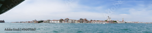 Venedig mit Blick auf Kirche Santa Maria della Salute und Campanile mit Boote und blauen Wolken Himmel als Panorama