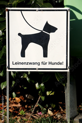 Lead dogs on a leash, Schild: 