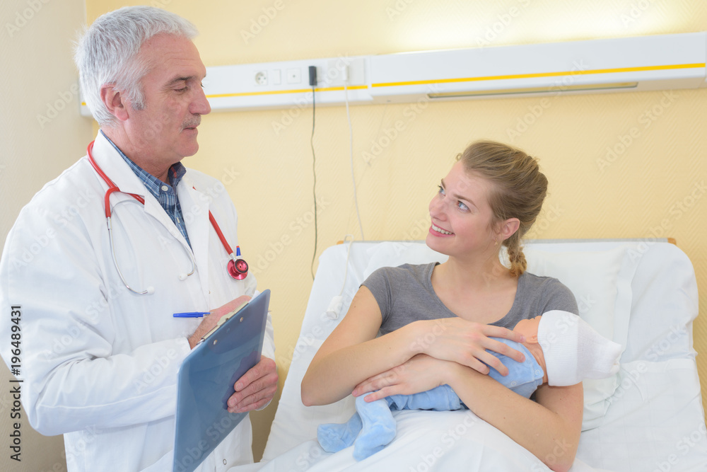 Obraz premium mom holding her new born child after labor