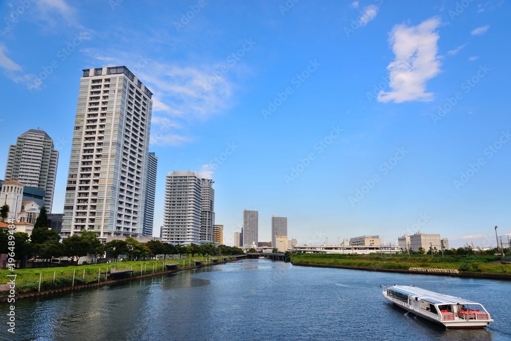 Fototapeta premium 青空に浮かぶポカリ雲と横浜ポートサイドの遊覧船 真っ青な雲と遊覧船が楽しい