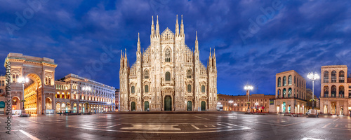 Canvas Print Panoramic view of piazza del Duomo, Cathedral Square, with Milan Cathedral or Du