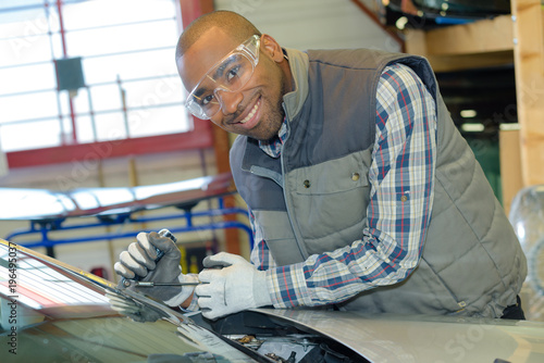 Tableau sur toile glazier fixing the car windshield
