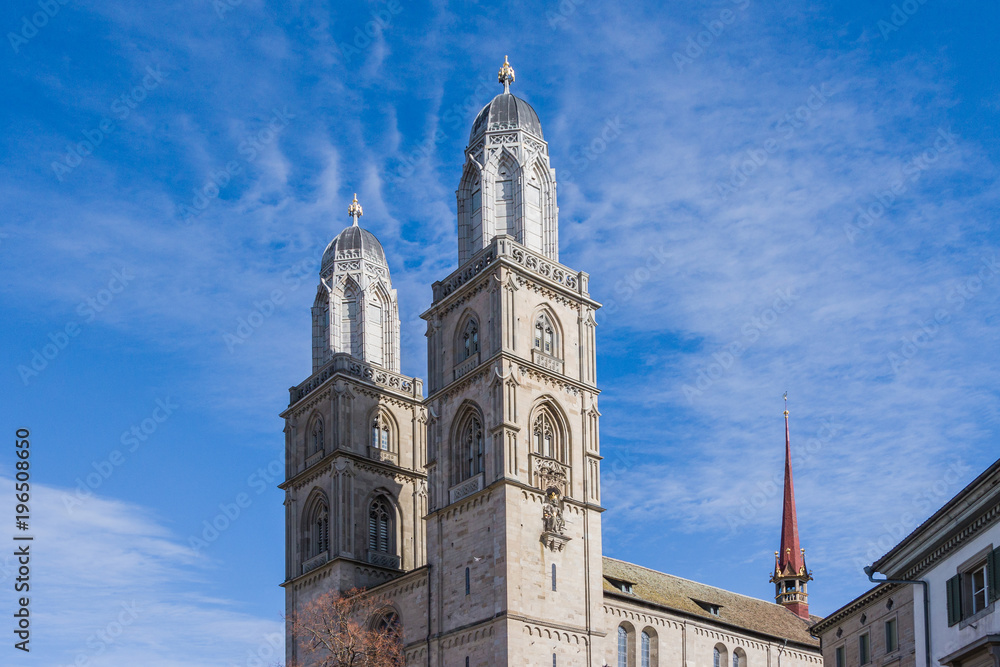 Historic Zurich center with famous Grossmünster Church, Limmat river and Zürichsee, Switzerland. Historisches Zentrum von Zürich mit der berühmten Grossmünsterkirche, Limmat, Zürichsee, Schweiz.