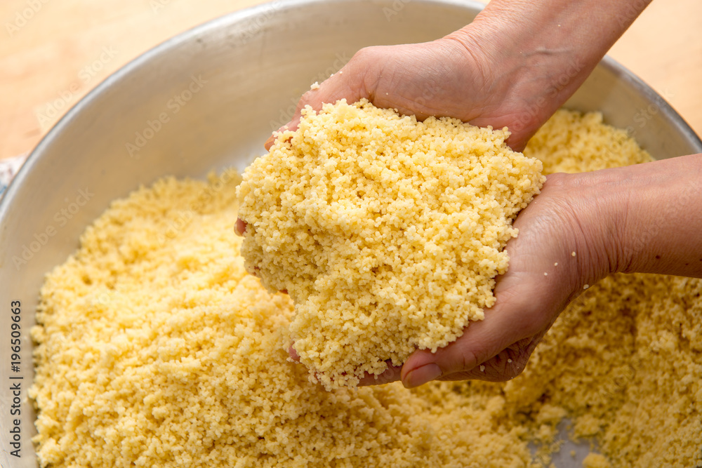 Fotografia semolina preparation for couscous