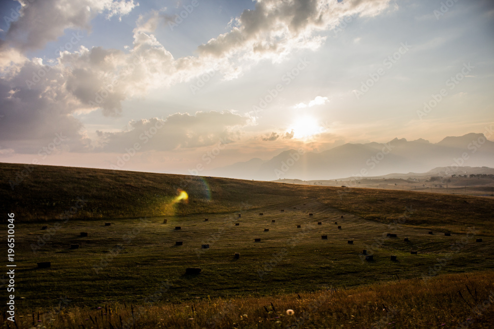 Obraz premium Morning fog and sunrise in moutnains
