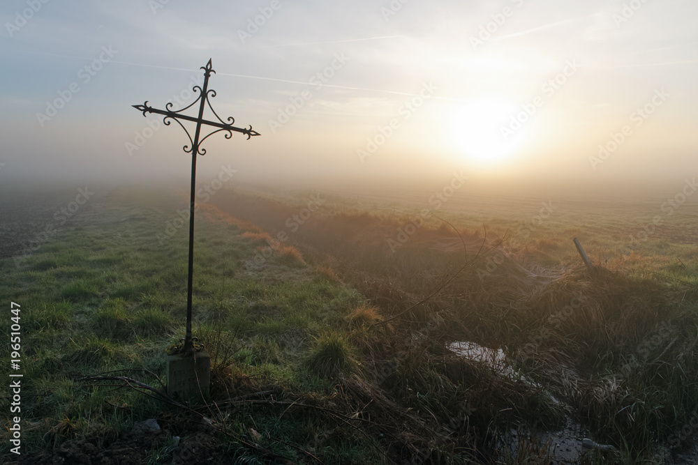 croix en fer forgé  et brouillard sur le parc régional naturel du Gâtinais français