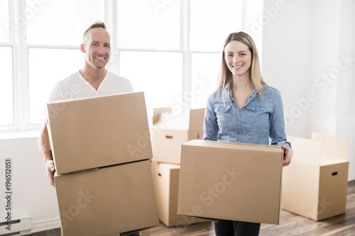 Couple moving in house © Louis-Photo