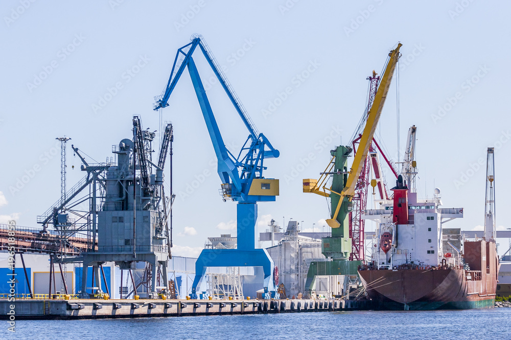 moderner Containerhafen mit Krananlagen moderner Containerhafen mit Krananlagen