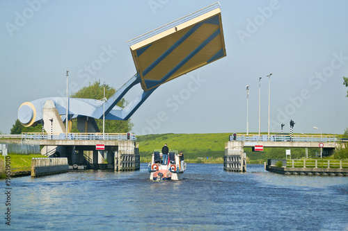 Hebebrücke auf einem Kanal ...