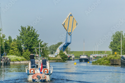 Hebebrücke auf einem Kanal ...
