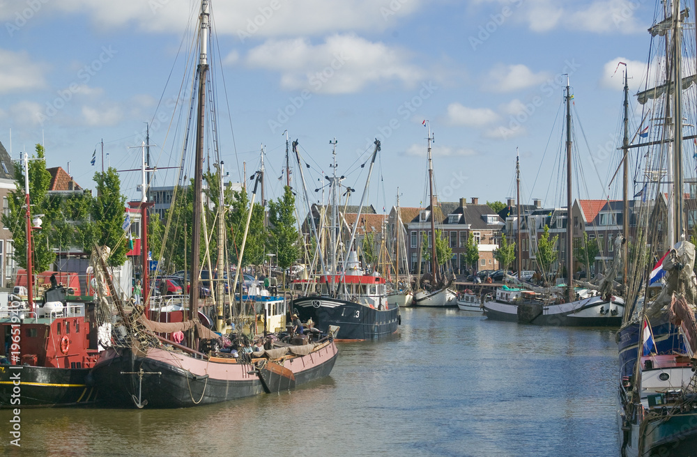 Plattbodenschiffe im Traditionshafen von Harlingen, Holland