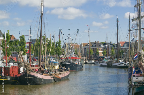 Plattbodenschiffe im Traditionshafen von Harlingen, Holland