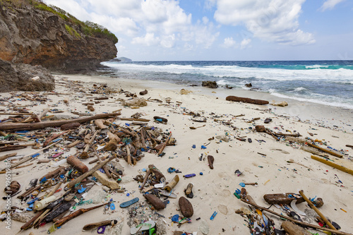 Plastikmüll am Strand der I...