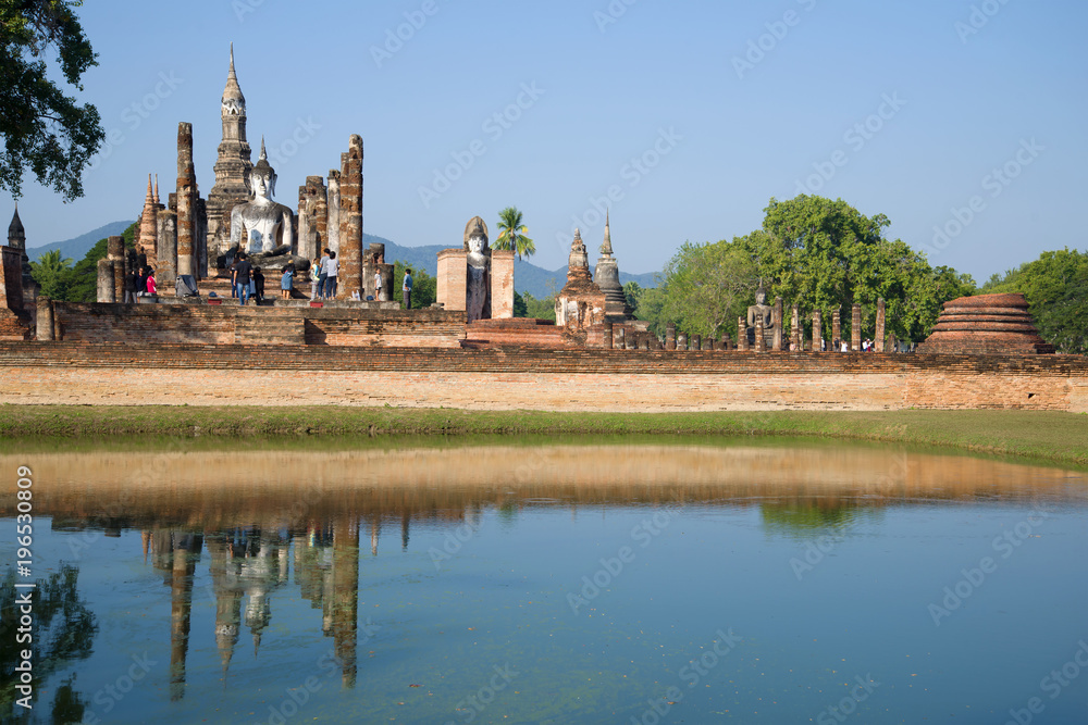 Fototapeta premium A sunny morning on the ruins of the Buddhist temple of Wat Mahathat. Sukhothai Historical Park, Thailand