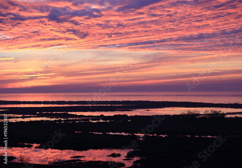 crépuscule et reflets flamboyants sur l'étang de thau photo