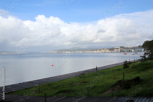 Wallpaper Mural Bucht an der nordwestlichen spanischen Atlantikküste mit Blick auf eine kleine Ortschaft mit wunderschönen Wolken am Himmel Torontodigital.ca