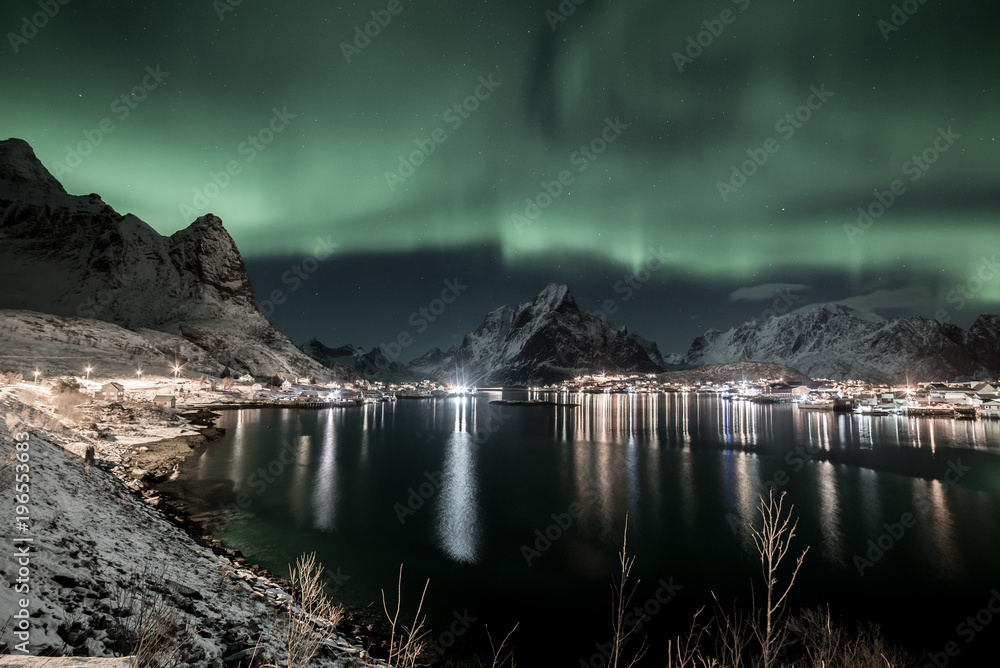 Naklejka premium Northern lights over the vilage of Reine, Lofoten, Norway