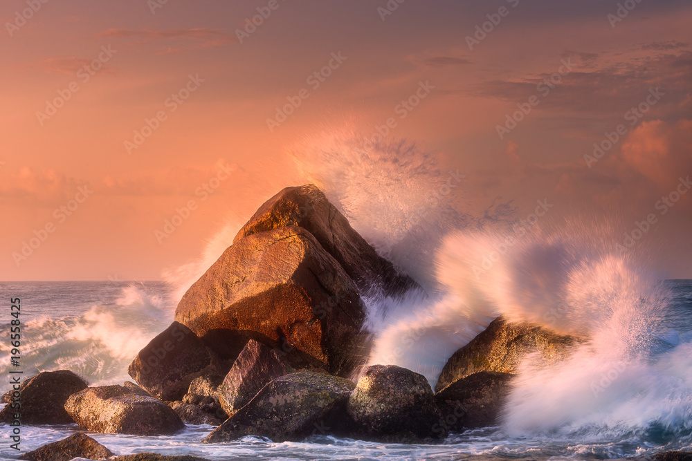 Fototapeta premium Tropikalna plaża ze skałami i dużymi rozbijającymi się falami