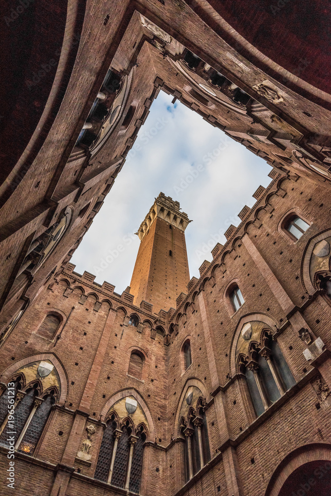 Fototapeta Siena (Włochy) - Cudowne historyczne centrum słynnego miasta w regionie Toskanii w środkowych Włoszech, wpisane na listę światowego dziedzictwa UNESCO.