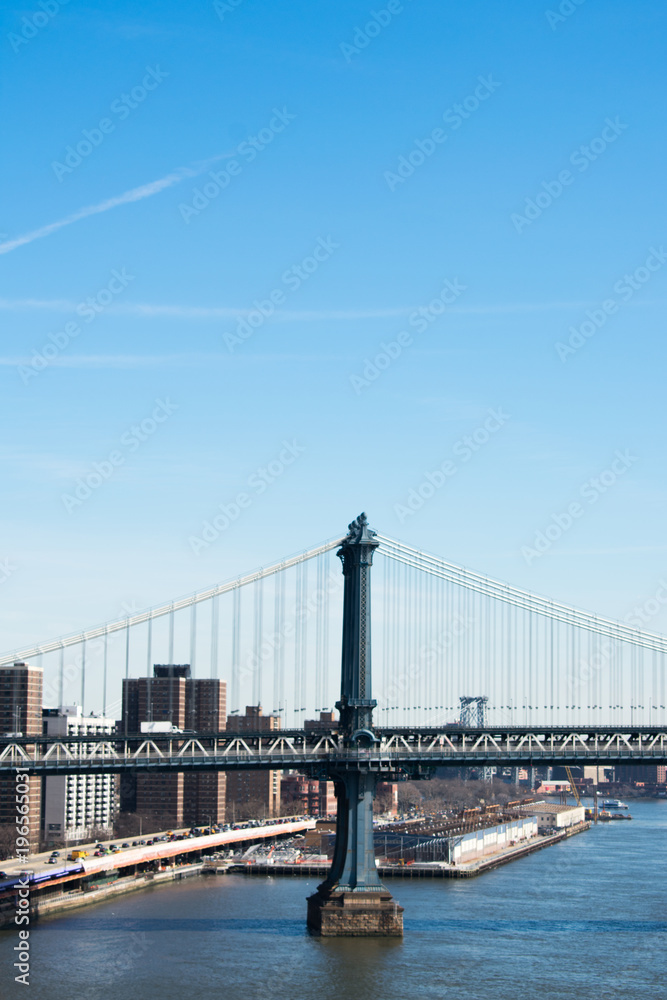 Obraz premium A side view of The Manhattan Bridge