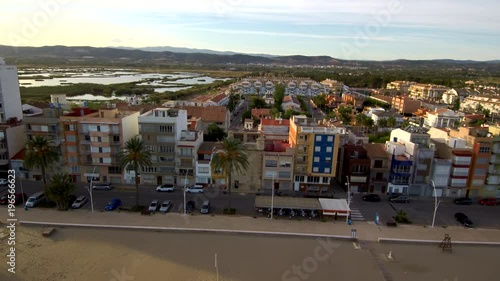 Drone en Playa Torrenostra en Torreblanca, localidad de Castellón en la Comunidad Valenciana, España. Video aereo con Dron