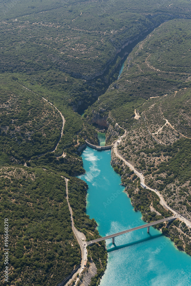 Foto de Aerial image showing the Lac de SainteCroix with the bridge Pont de SainteCroix and