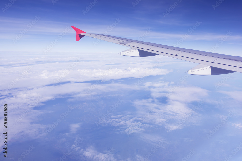 Obraz premium plane wing flying over blue sky white cloud