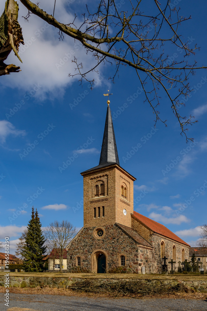 Verschiedene Gesteinsschichten am Westturm der Dorfkirche im brandenburgischen Jühnsdorf