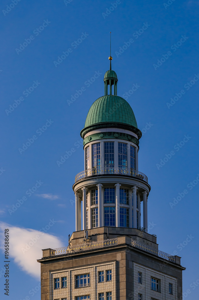 Zeitlose Schönheit: Spitze des nördlichen Turms am Frankfurter Turm in Berlin-Friedrichshain, Teil des sozialistischen Stadtbaukonzepts der DDR Zeitlose Schönheit: Spitze des nördlichen Turms am Frankfurter Turm in Berlin-Friedrichshain, Teil des sozialistischen Stadtbaukonzepts der DDR