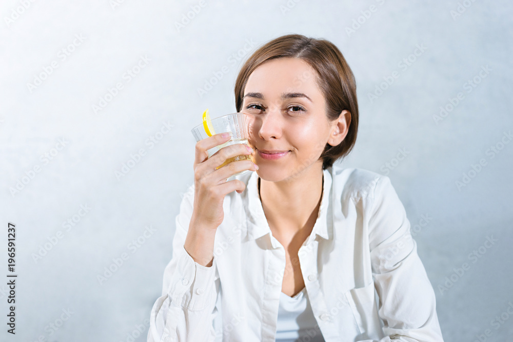 お酒を飲む女性(水・飲み物・アルコール・夏イメージ) お酒を飲む女性(水・飲み物・アルコール・夏イメージ)